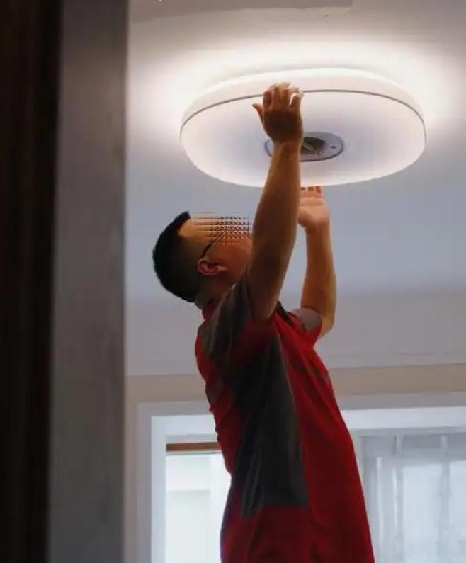 广东汕尾，62岁大爷被老友叫至家中帮忙更换吊灯灯管，谁知，他竟从梯子上重重摔下，