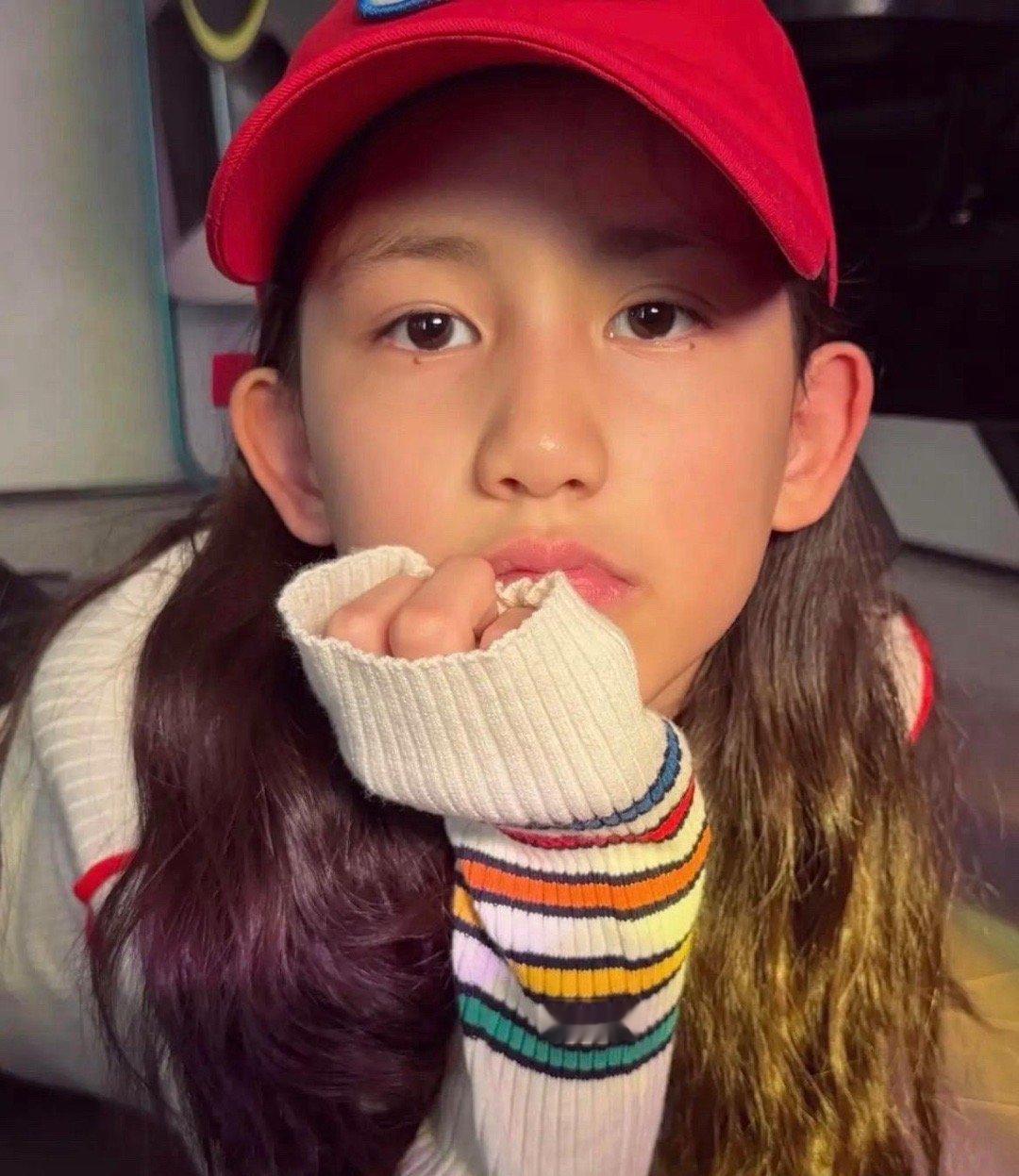 孙莉晒11岁二女儿，黄少艾两只眼睛下面都有一颗痣，颜值比姐姐黄多多更耐看，越大越