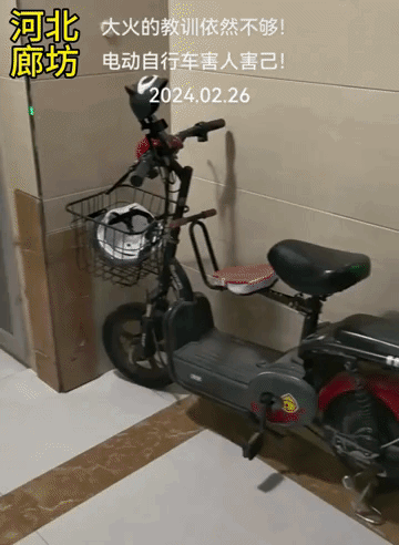 近日河北廊坊一居民下班回家，看到一楼堆满电瓶车，一数竟然有12辆，感叹邻居们真是