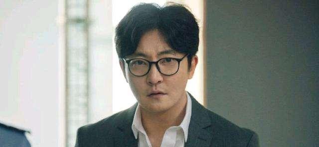 生大宝第三天，我还躺在床上。
身上的伤口没长好，人昏昏沉沉的，整个人像泡在一团雾
