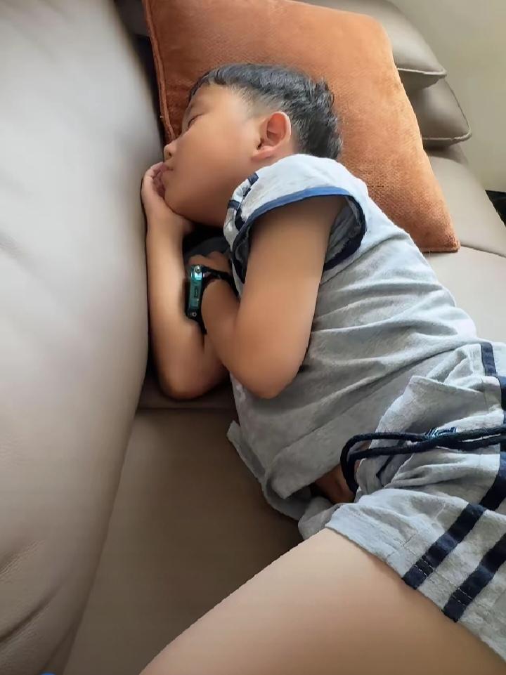 突然很心疼我的孩子，整个暑假无人问津，无人帮衬，我在上班，孩子自己在家，自己吃饭