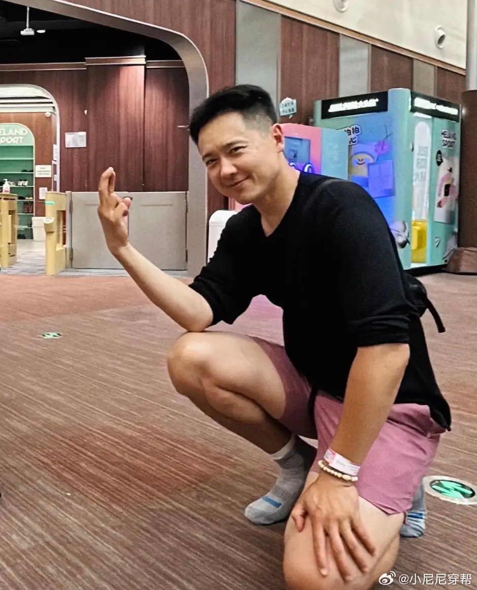 44岁高云翔和前妻董璇一起给女儿小酒窝庆祝10岁生日。他和女儿一起现身北京运动馆