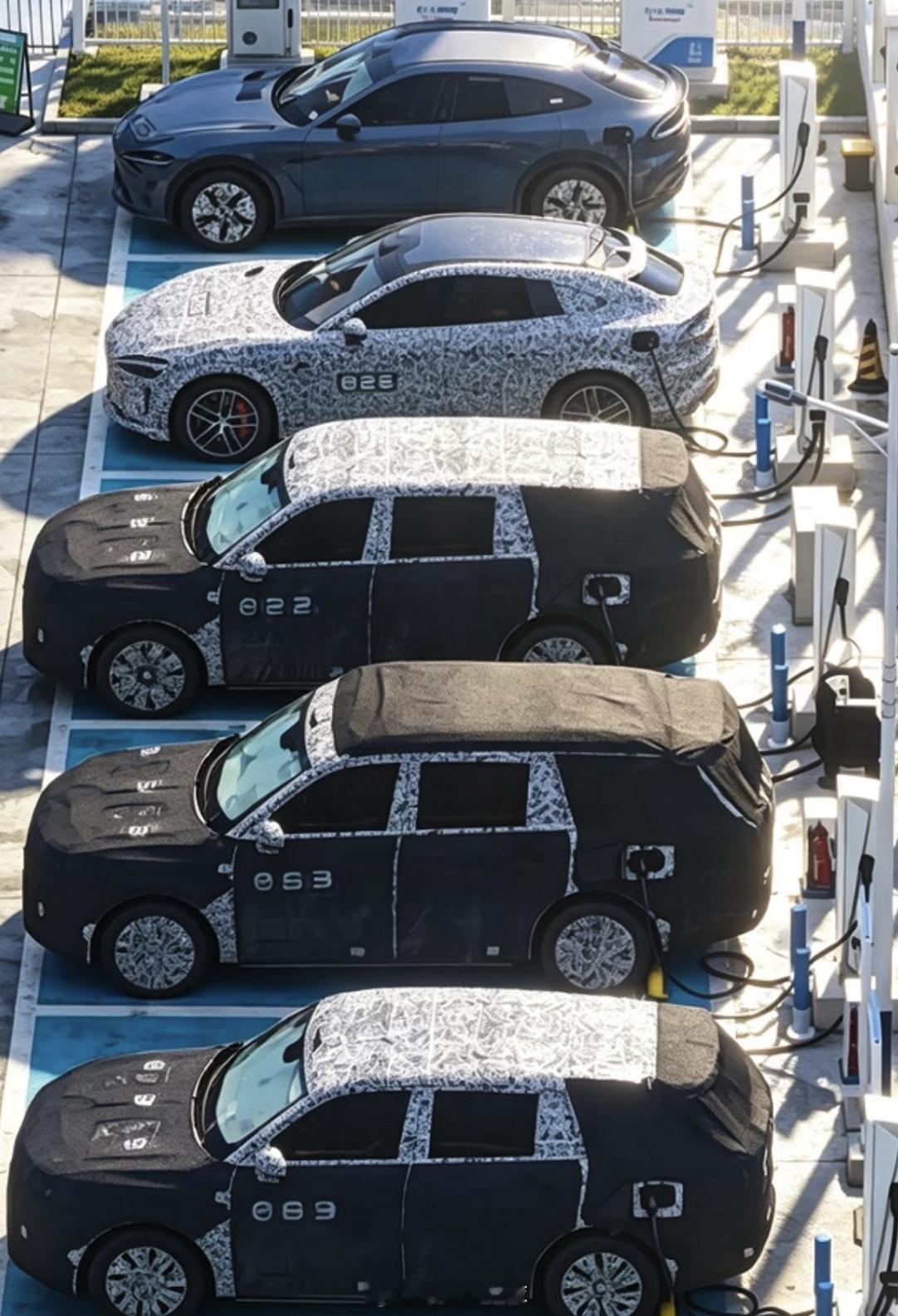 小米又流出新照片了，下面三辆车是 YU9 的不同版本？42how小米汽车