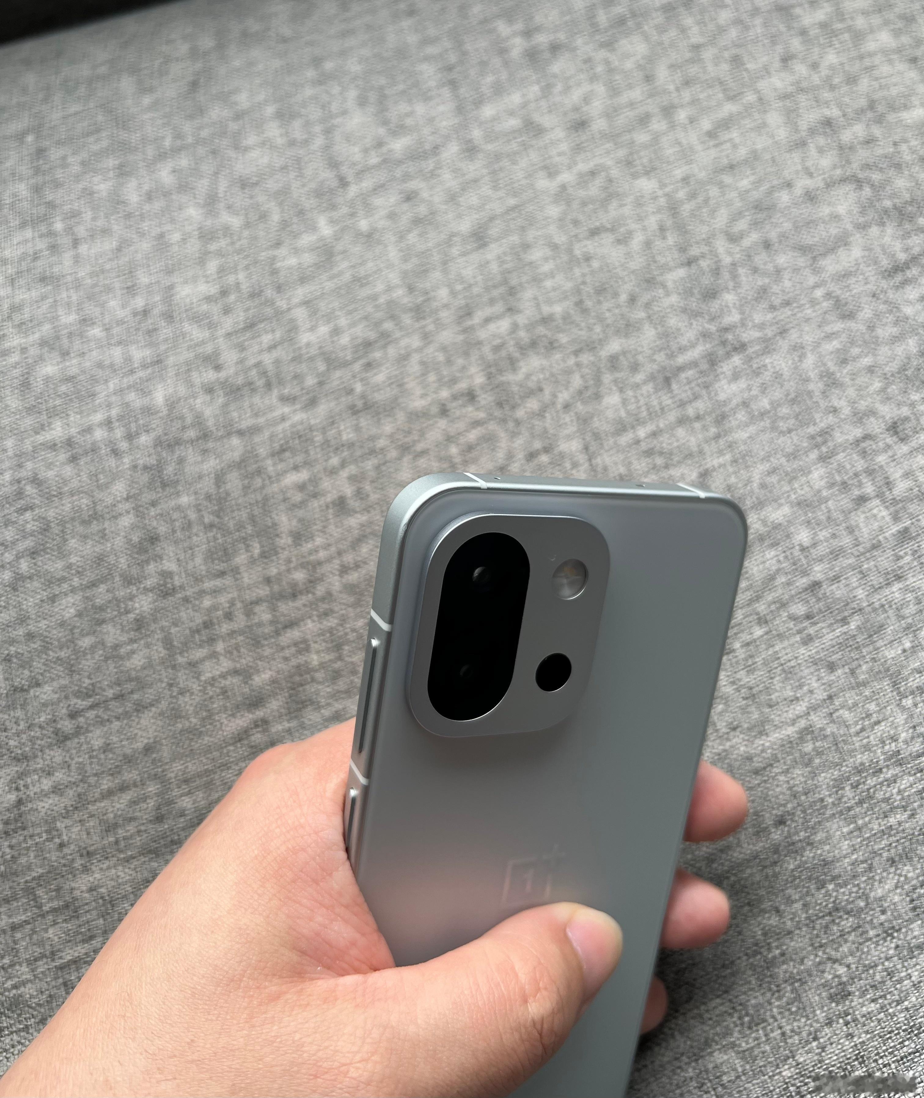 一加13T 16+1TB白色，屏幕完美，中框细微磕碰(见图6)，电池效率99，全