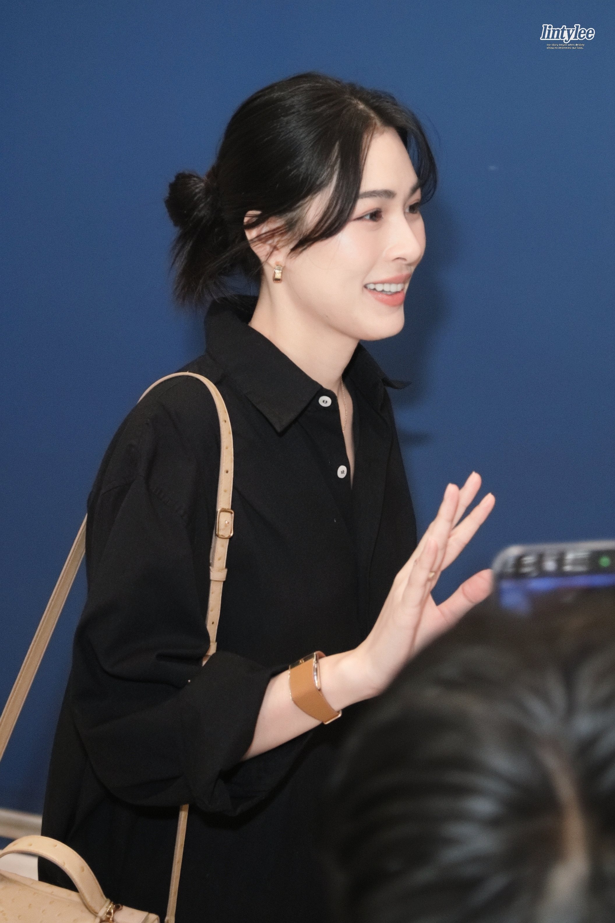 存一波黑衬衫老公帅照🤤©️logo邝玲玲比亚迪泰国首位代言人 /邝玲玲  专栏