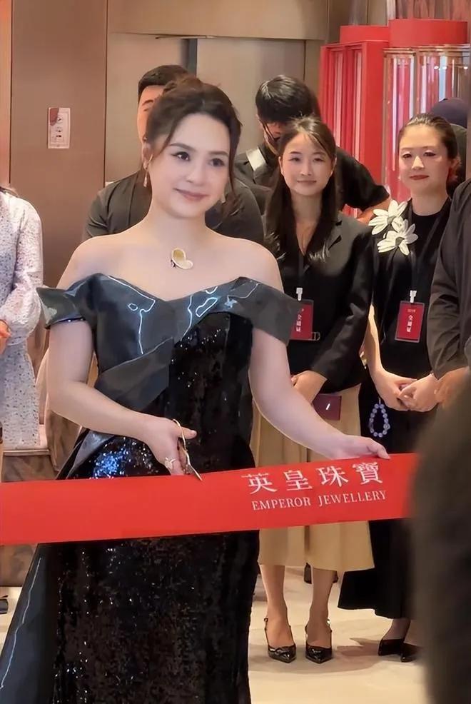 阿娇杭州出席活动瘦出S曲线！路人镜头下美回“蜜桃时代” ！去年胖到120斤被嘲“