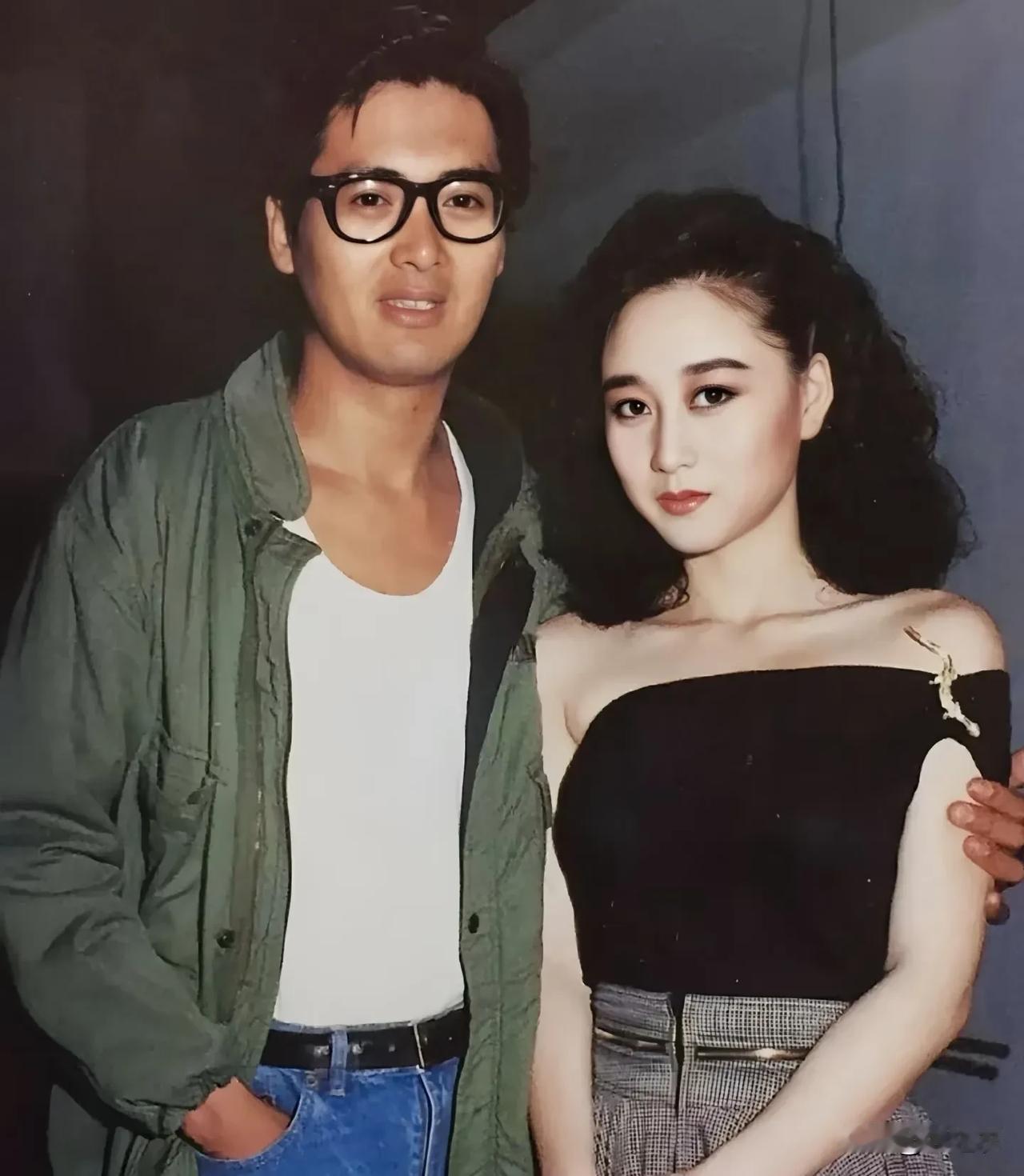 利智八十年代就是海归了，而且她长得漂亮皮肤雪白身材巨好，说话也是温温柔柔的。
