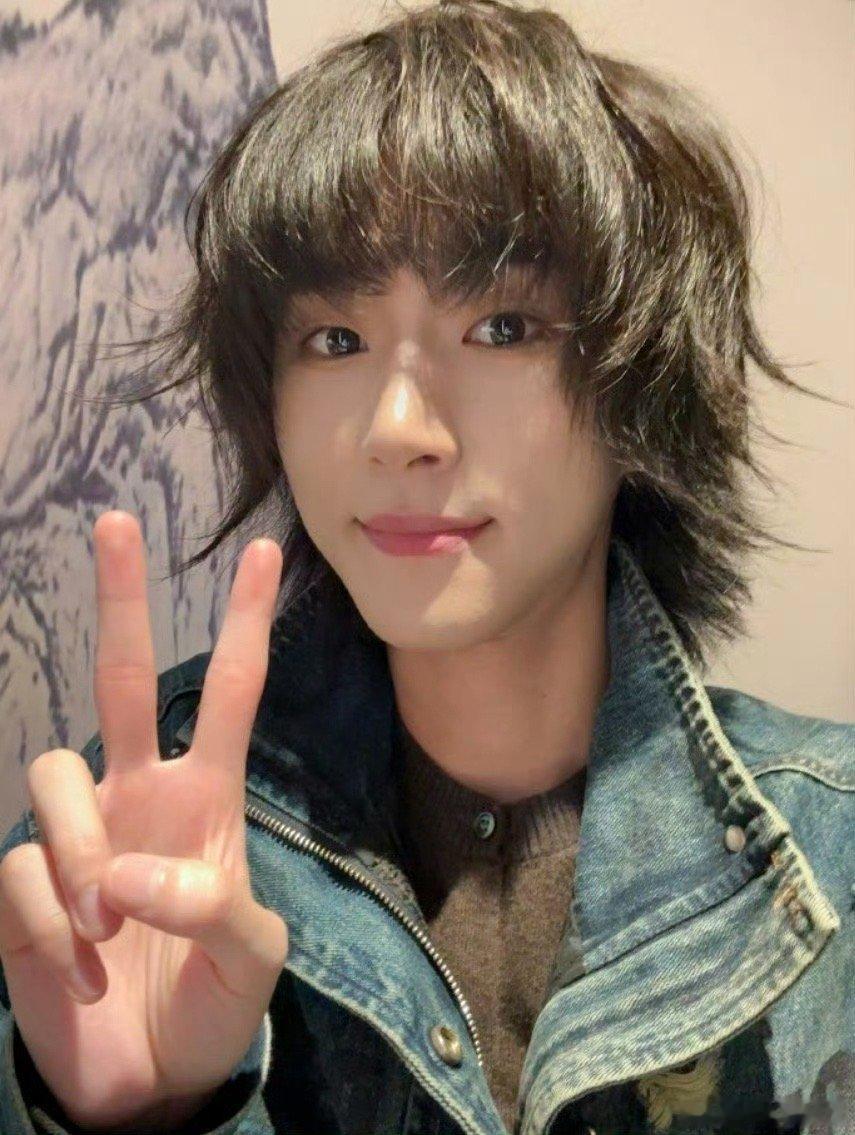 所有人都不看好他偏偏他最争气最初因外形酷似华晨宇，何亦可一出现就包裹着许多争议。