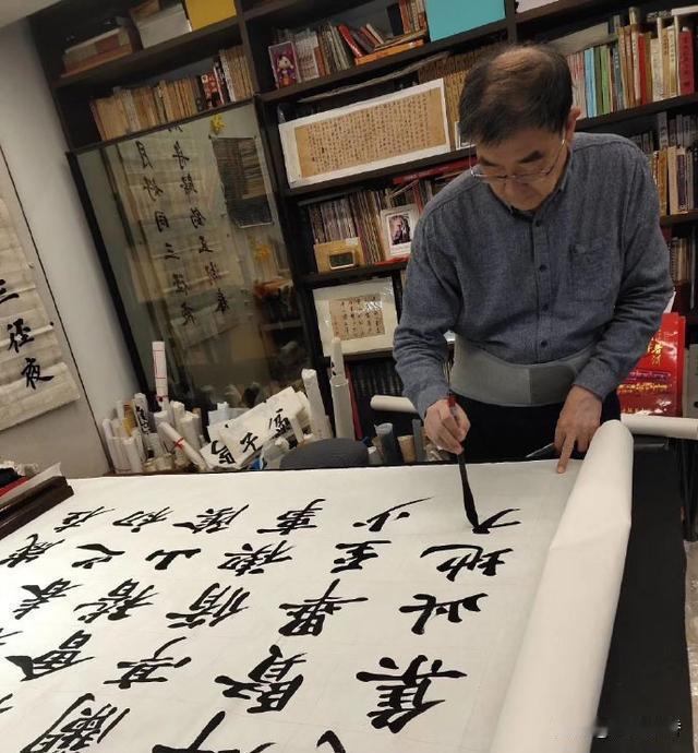 当今能把榜书写到如此功力的，恐怕超过卢中南的很少吧！
小编曾看过他写榜书大字的视