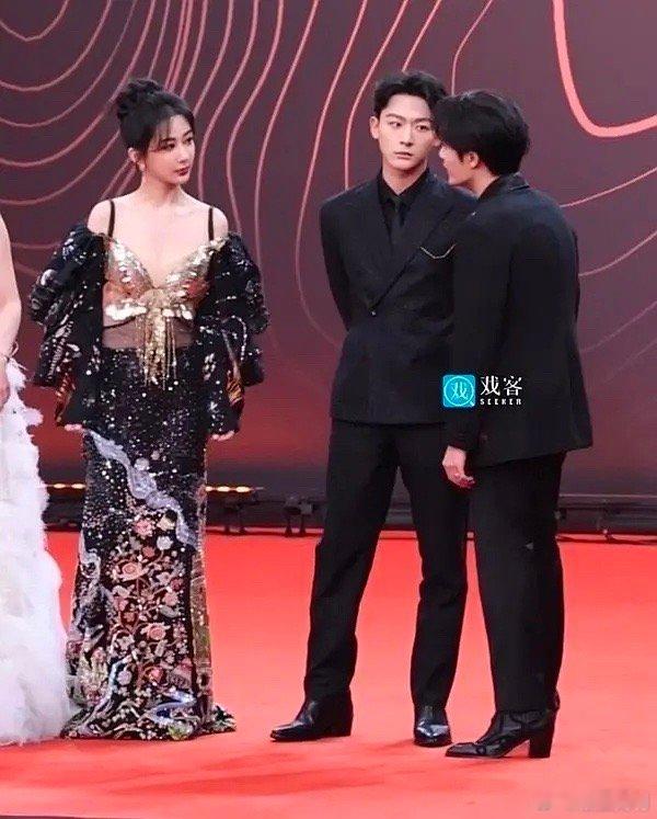 原来张晚意都是穿的隐蔽高跟鞋啊[允悲] ​​​