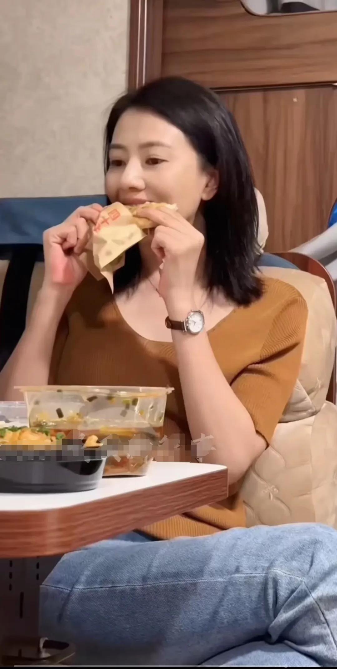 高圆圆，吃个饼都那么优雅。