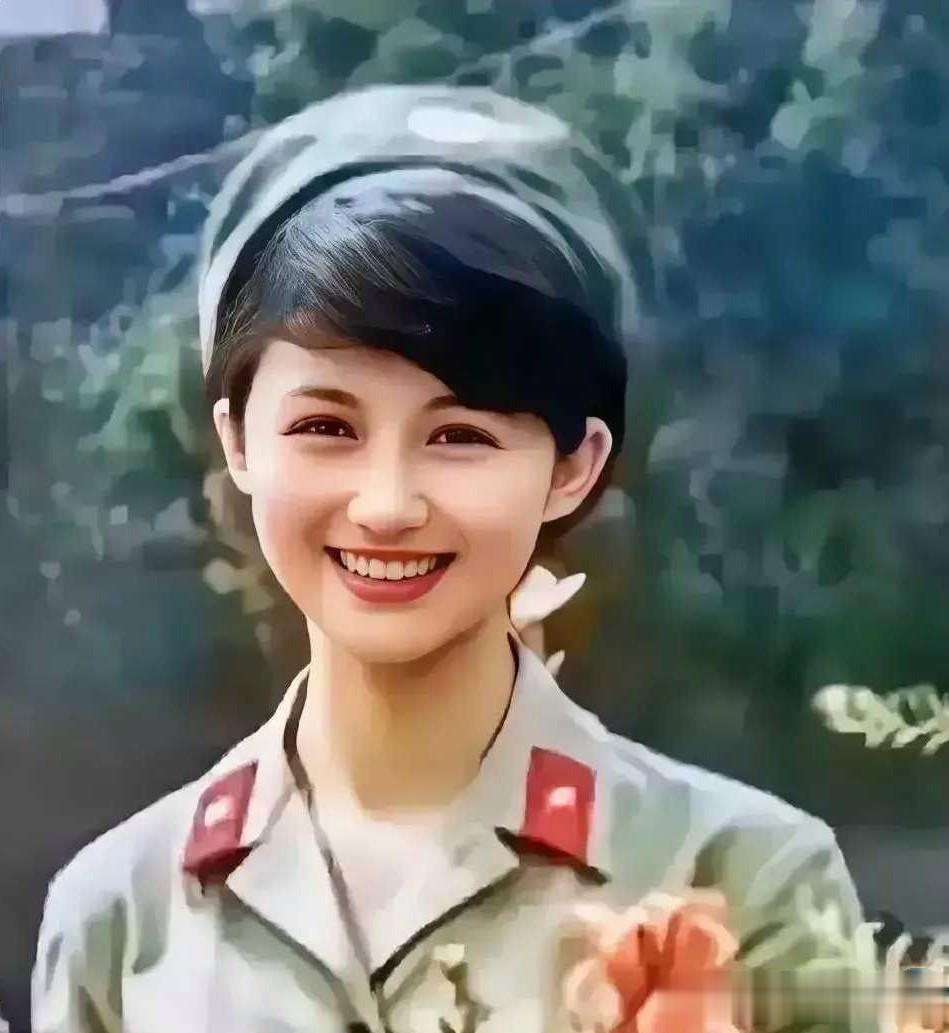 80年代，一名女兵休假时的留影，照片中的女兵五官端正，明眸皓齿，真正做到了“人比
