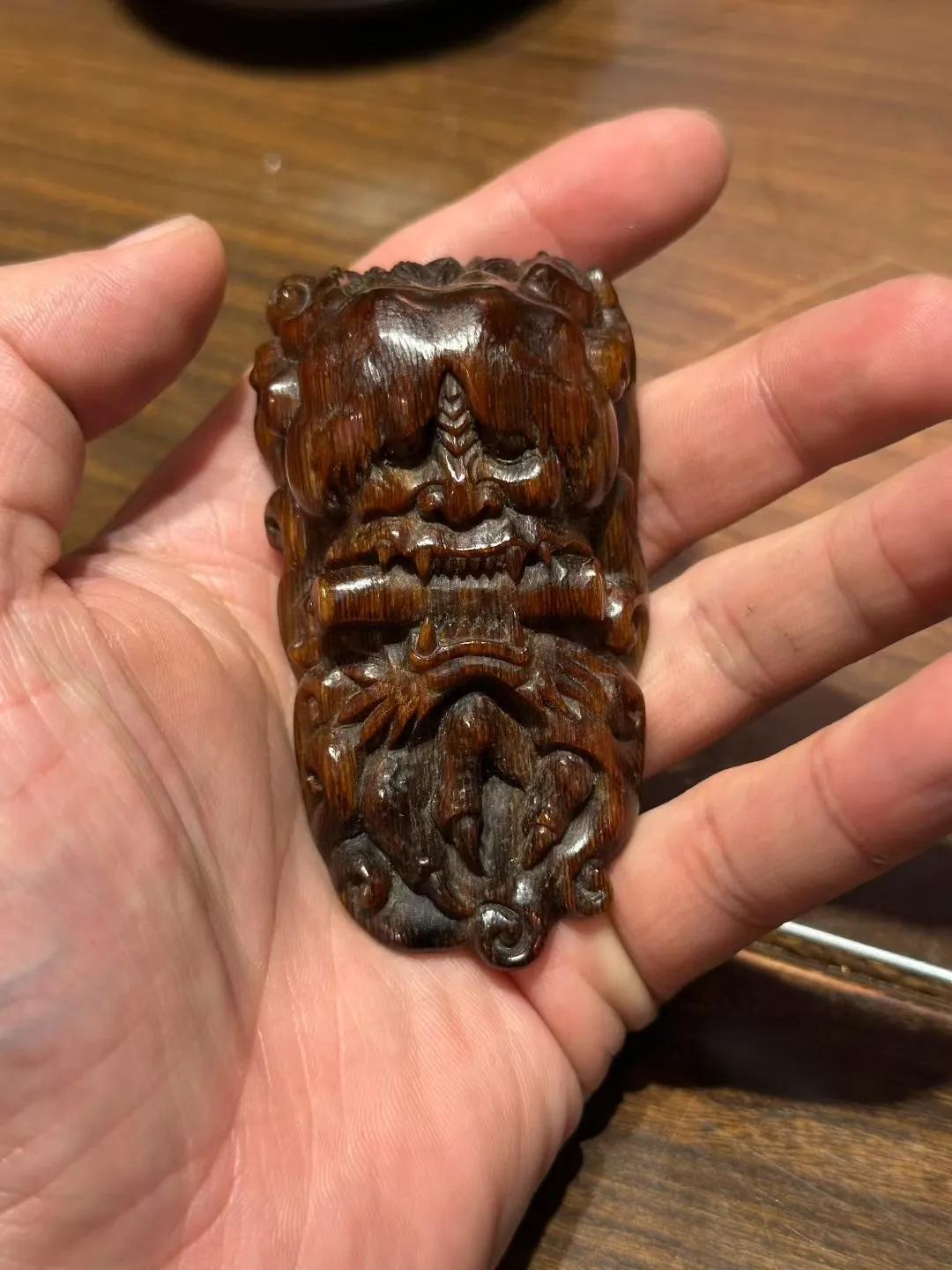 这老犀角雕刻的是什么东西？
本人收藏的一款老犀角雕刻把件，造型很奇特。雕刻的是一