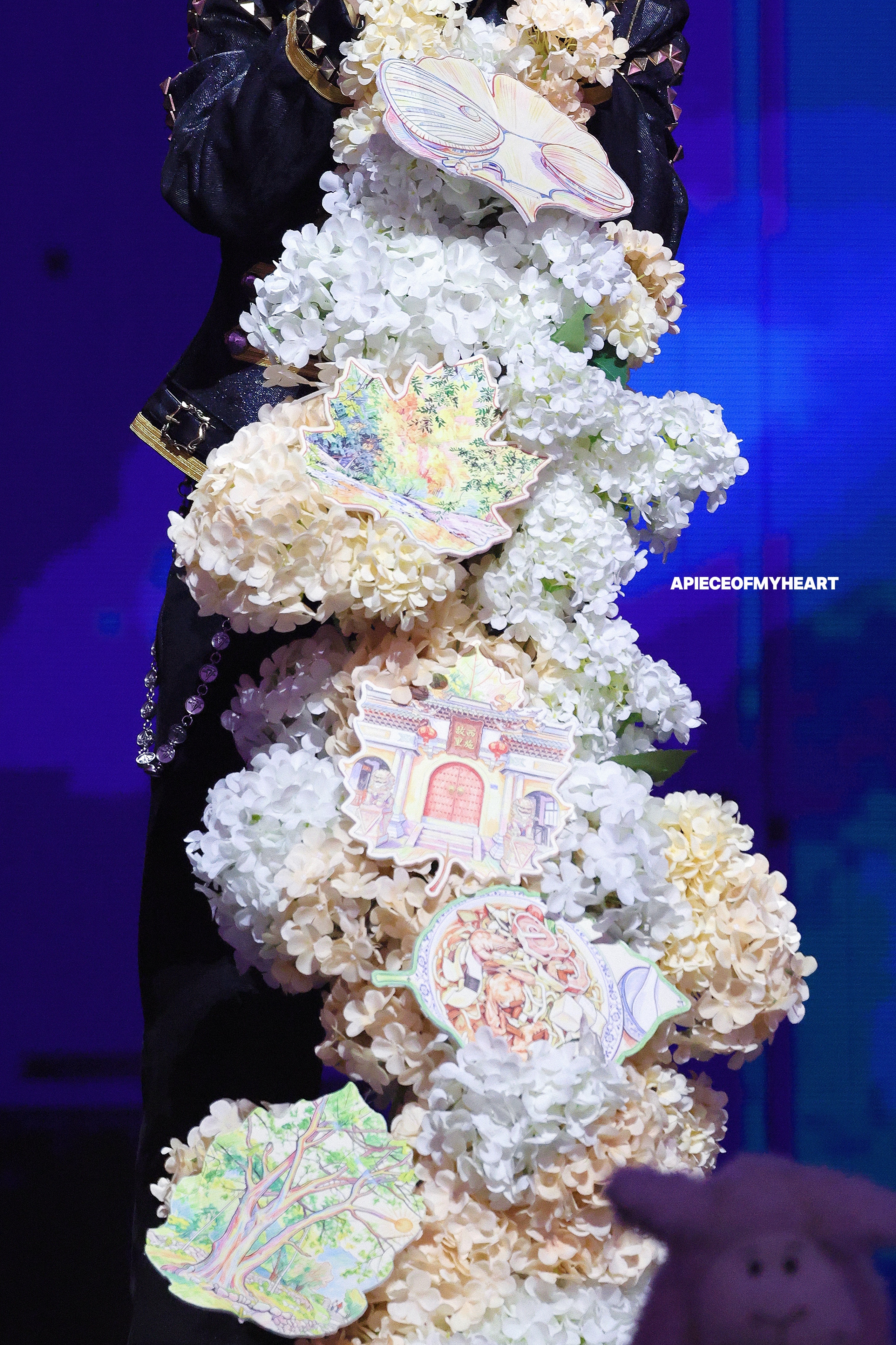 才发现他这个花束话筒上还贴着诸暨文旅相关的东西，候场的时候也放了诸暨的宣传片，当