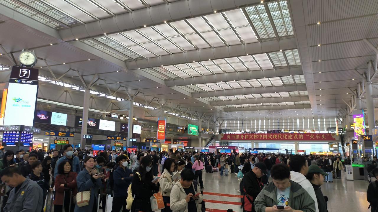 节日结束第一天
上海虹桥火车站的人流不少啊
