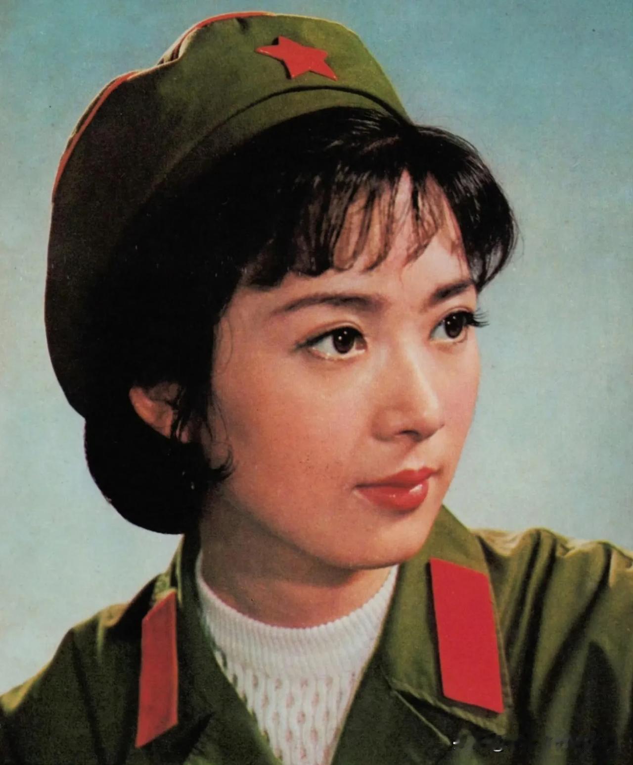 [呲牙] 65式军服中，女性官兵的无檐军帽挺有特色的，看上去也非常美观，个人感觉
