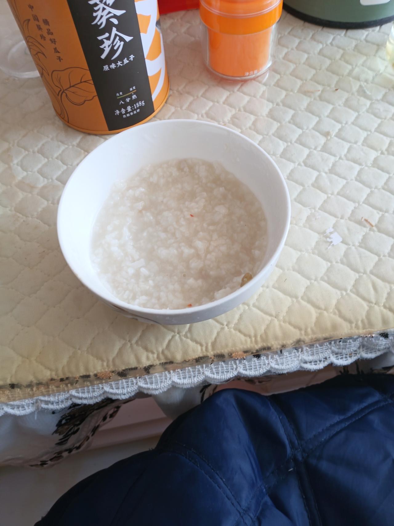 幸福，是晨起一碗热气氤氲的稀饭，暖了胃，更暖了心。