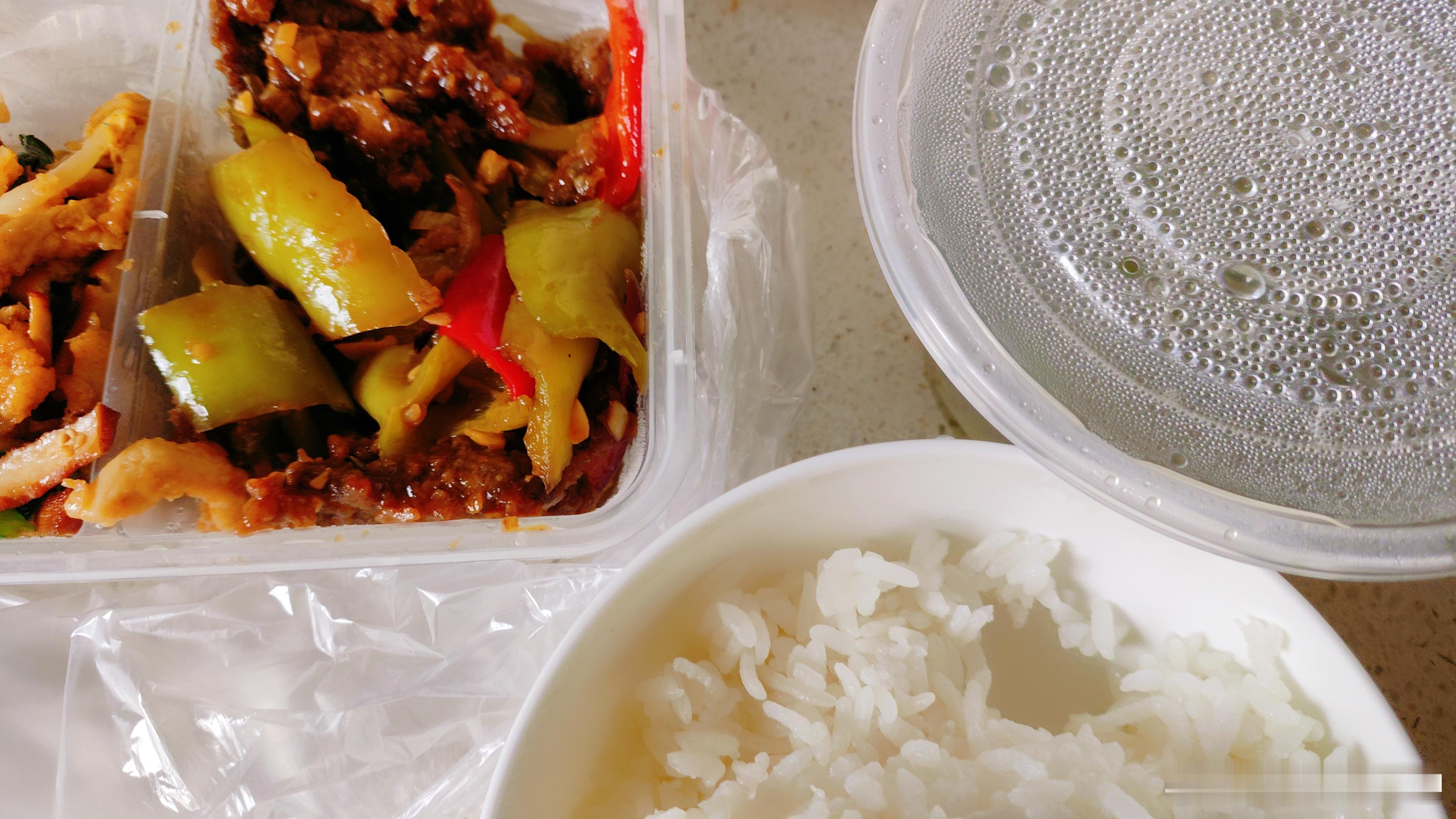 午餐快乐今天买了俩菜味道不错就是有点咸 ​​​