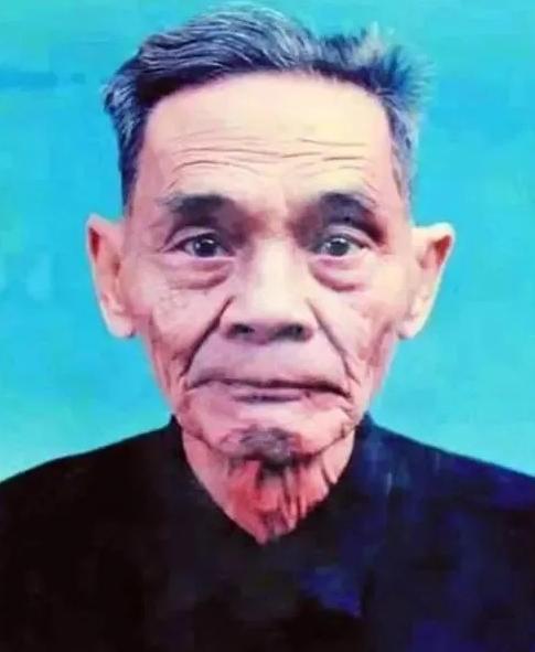 1988年，在台湾42年的我党地下工作者，伪装身份回到大陆，没想到到家后，却看到