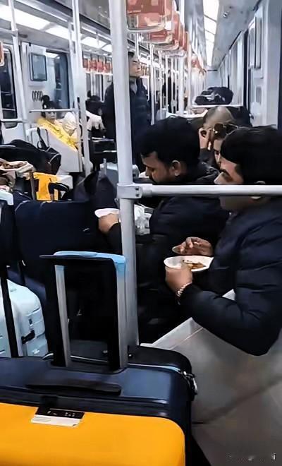 上海地铁回应炸锅了！
几名外籍人士在2号线车厢公然吃咖喱馅饼，浓郁气味逼得乘客捂