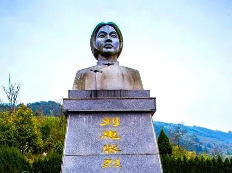 1941年11月17日，敌人押着一对母女走向刑场。突然，特务夺走了不到一岁的孩子