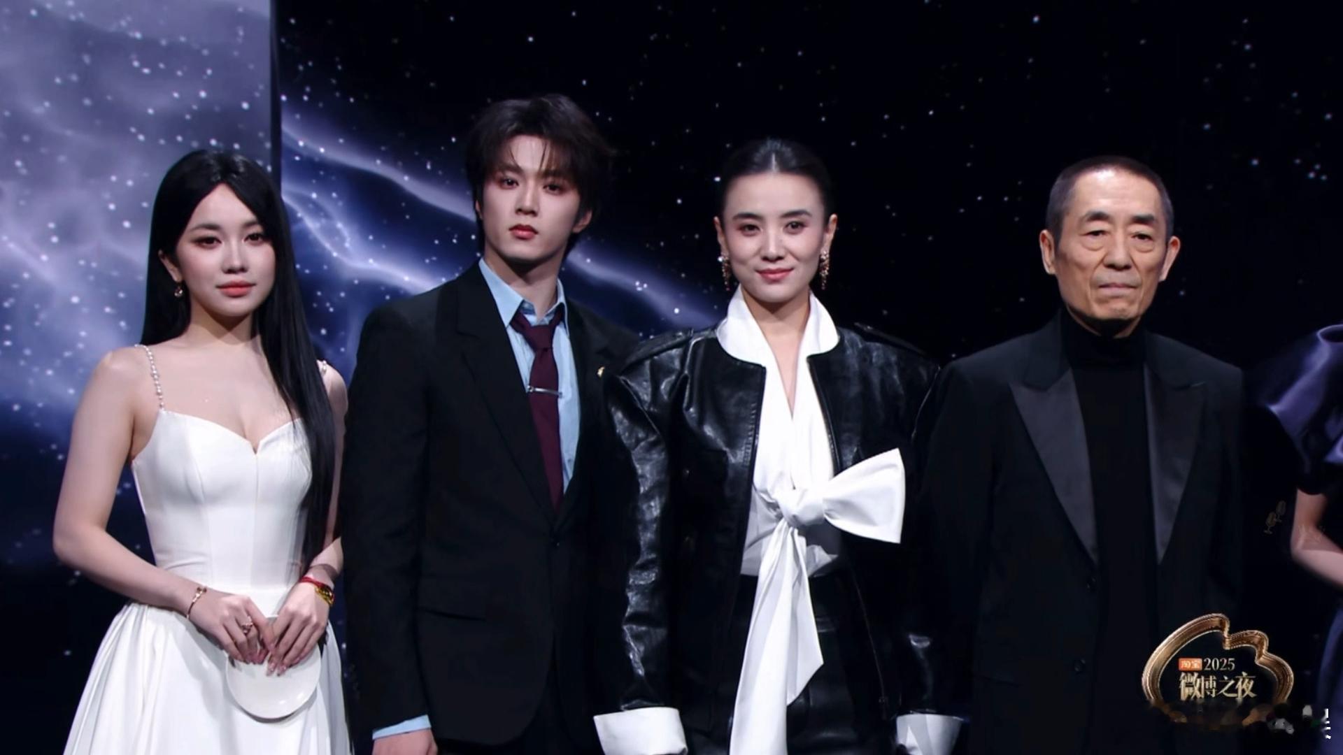 惊蛰无声剧组太权威了《惊蛰无声》剧组红毯太有默契！全员整齐亮相状态统一，张艺谋带