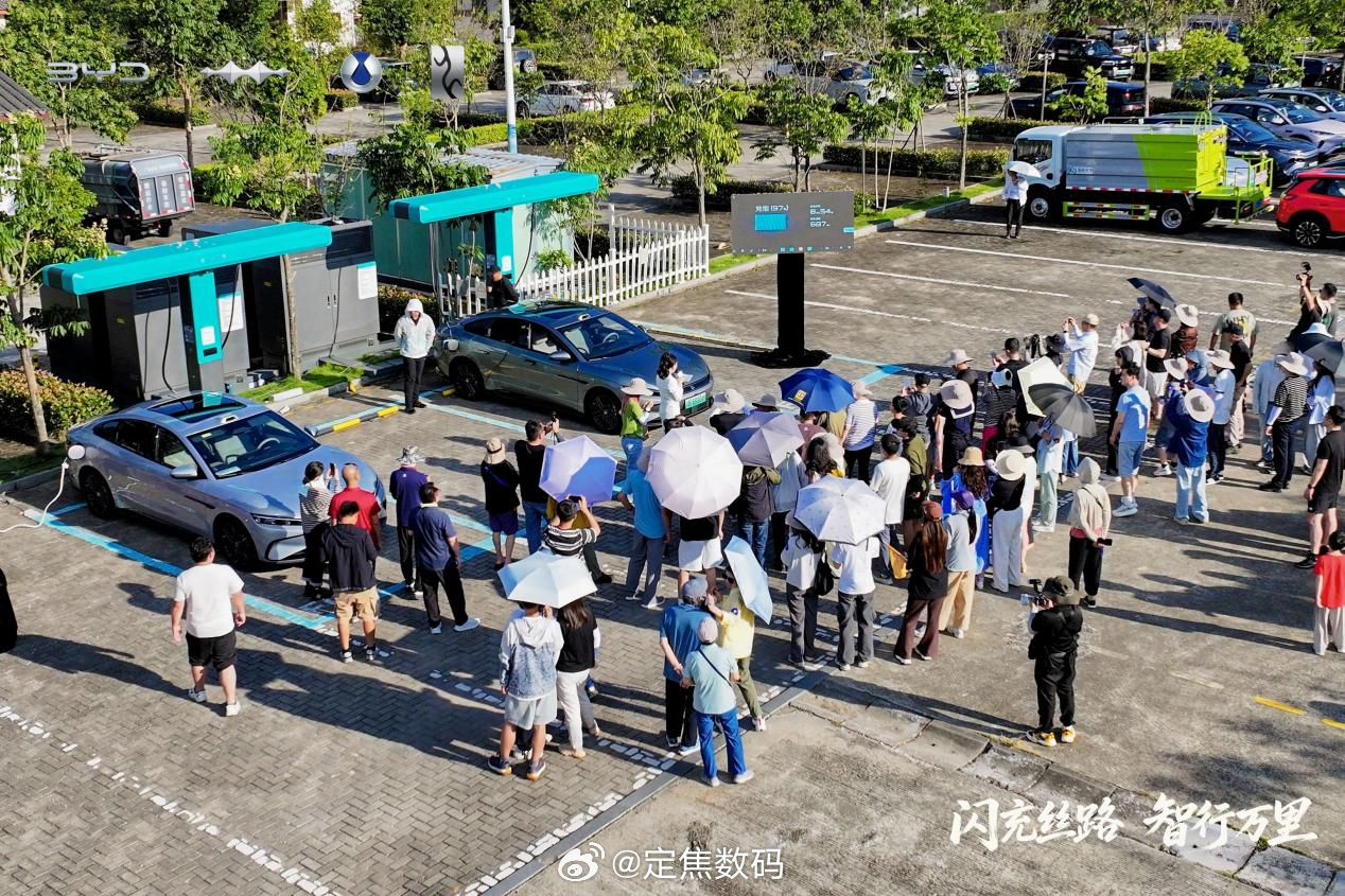 一拍即合。迪子最近宣发了一个‘重走丝绸之路’的Project，一路靠闪充畅行，为