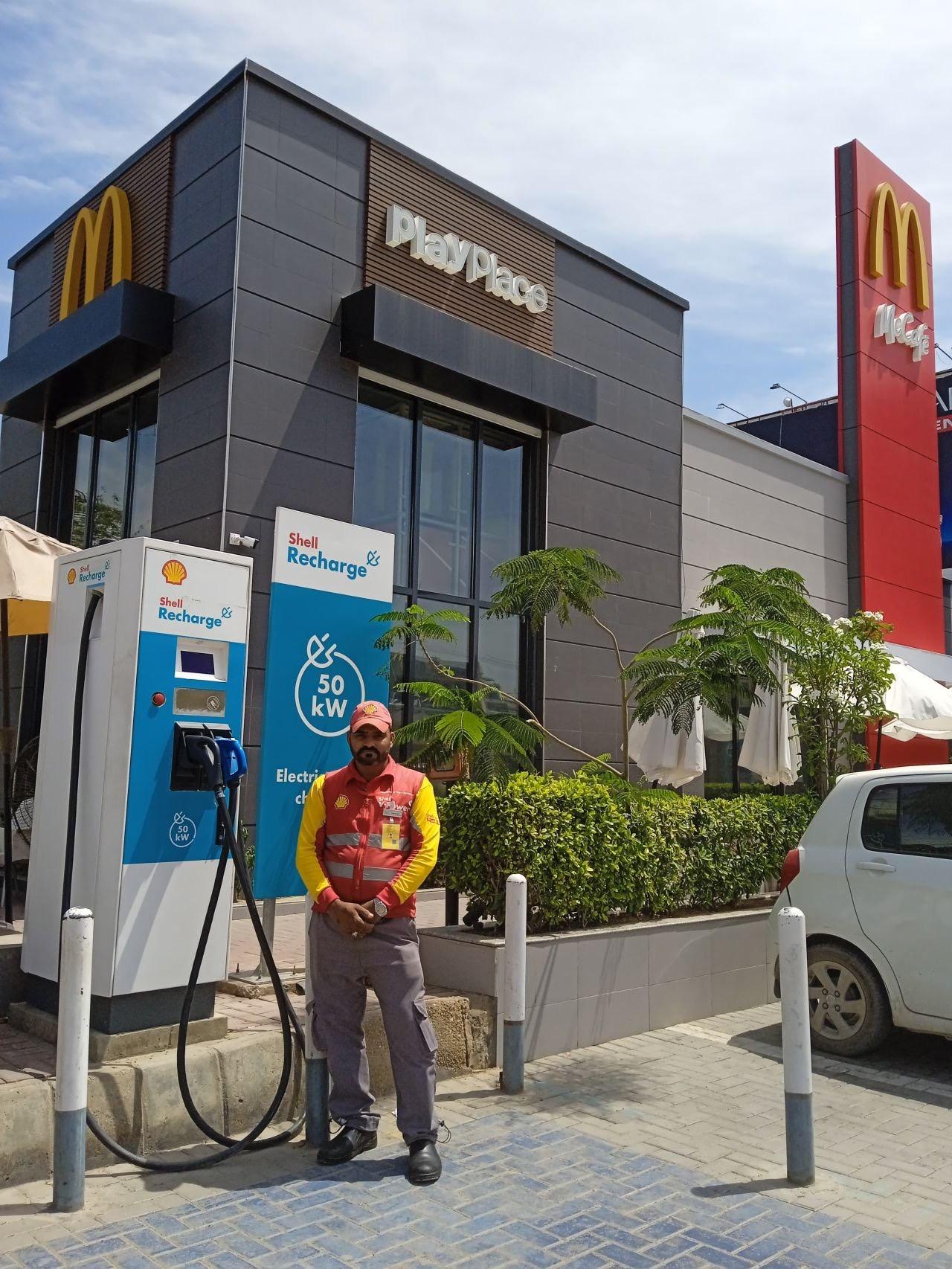 在巴基斯坦，有人拍到 Shell Recharge 的一种“人工充电模式”：
不