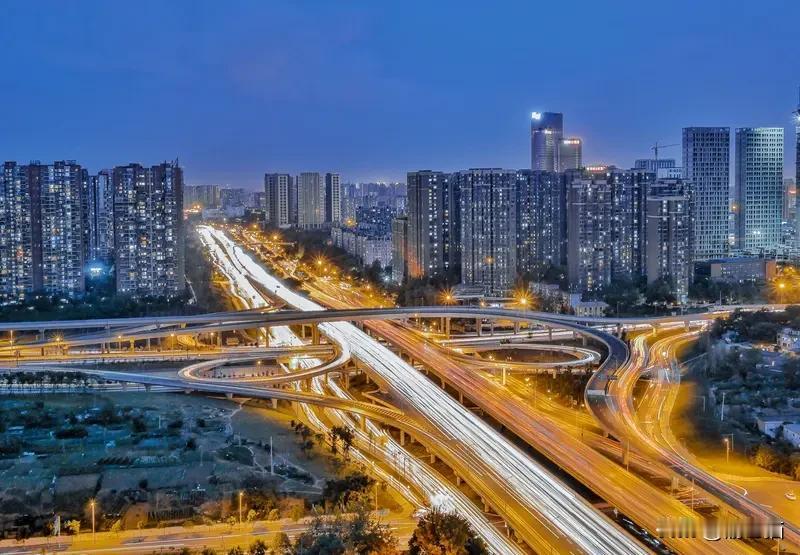 重庆的前景，那简直就像夜空中的超级大探照灯，亮堂得很！成渝被钦定为西部发展的经济