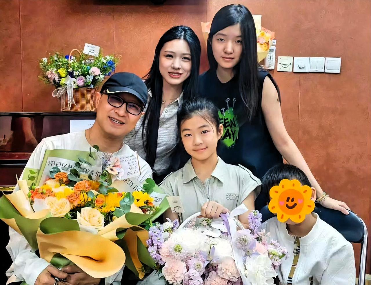 汪峰晒与四个孩子同框那天，大女儿小苹果全程牵着弟弟的手。

不是汪峰让她牵的。是