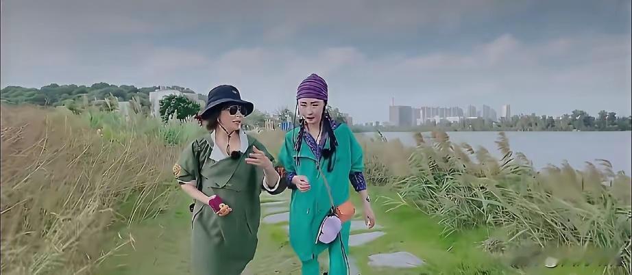 她们都不缺钱！一个拥有影帝老公，一个没有老公，却是三个大男孩的母亲，这样的人生，