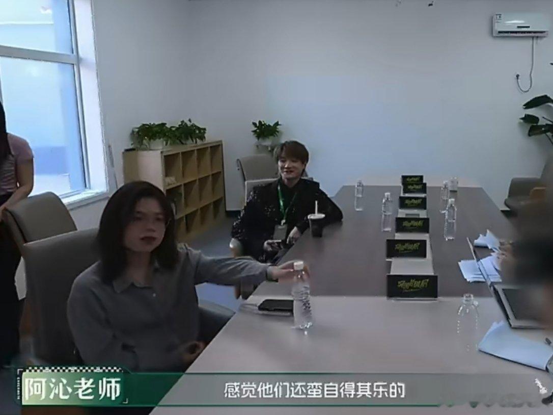 老师说他们“自得其乐”这意思是这群孩子的表现好？还是不太理想？突围老师 感觉他们