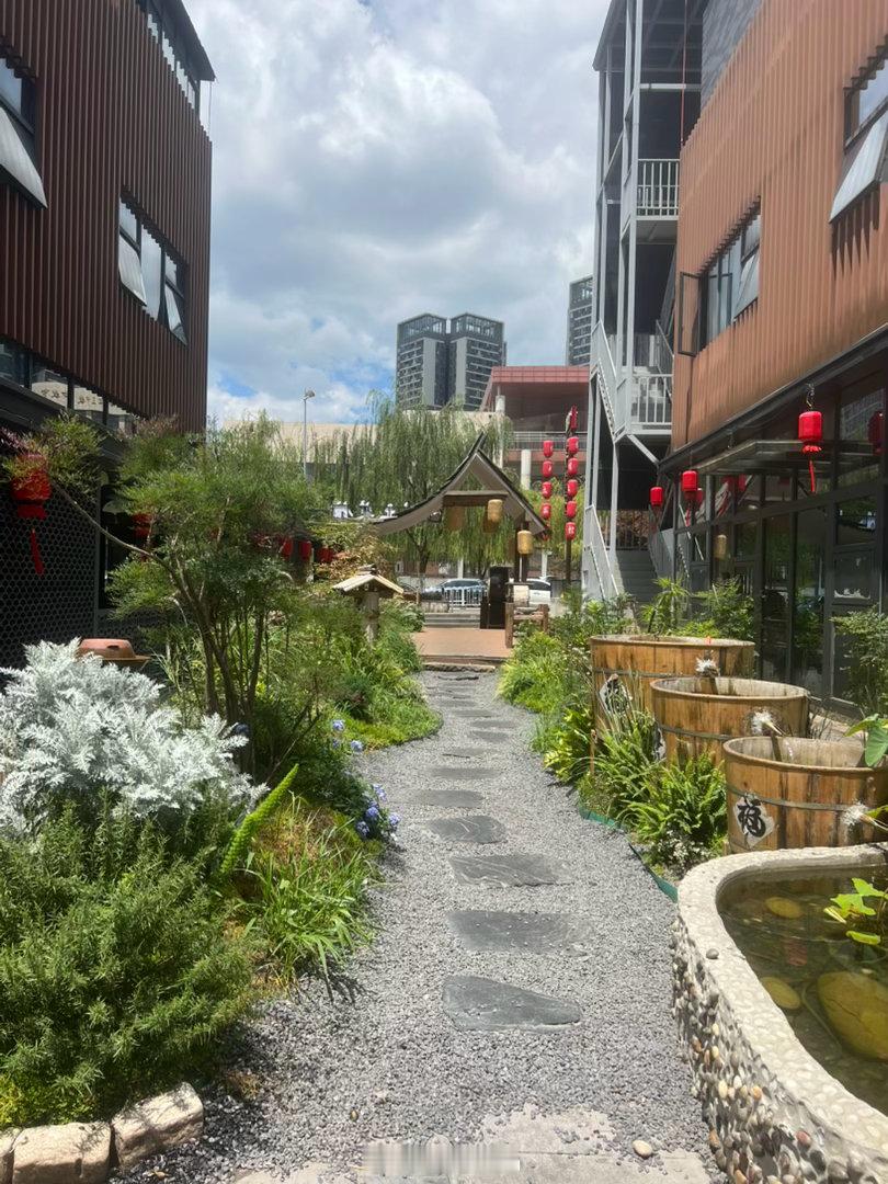 到达贵阳了，找了溪村口土菜馆吃午餐 贵阳·贵阳喀斯特公园