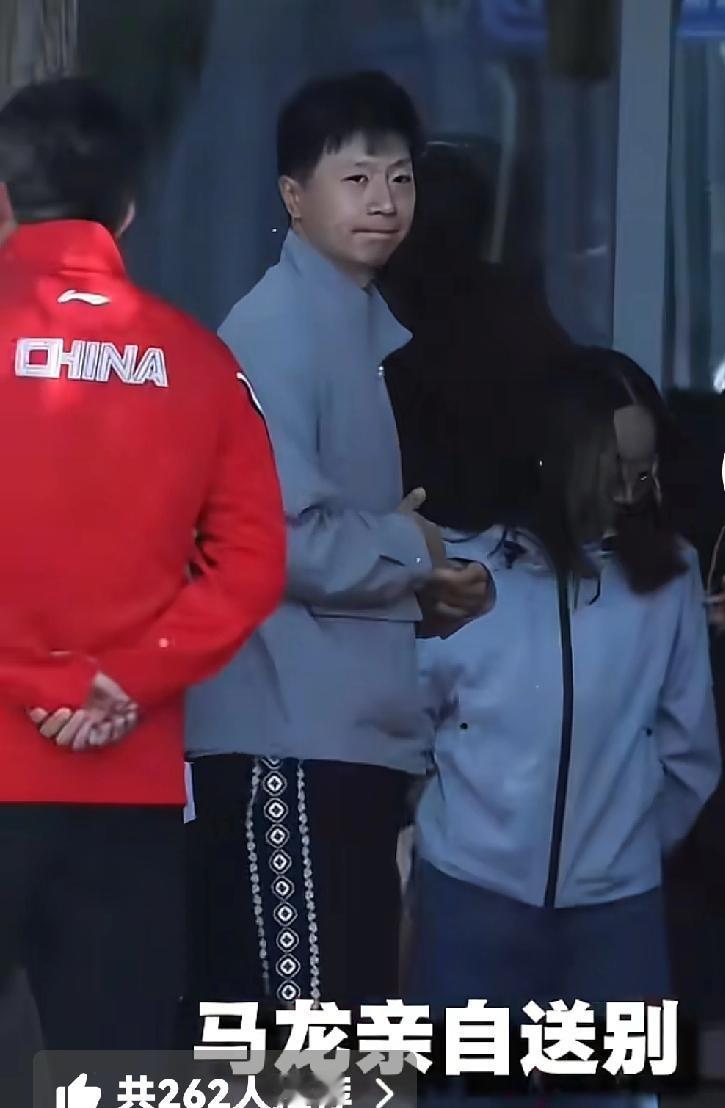 国乒出征的队伍中，那个温尔文雅的他依然是那么的出众和耀眼。
干干净净的气质，
不