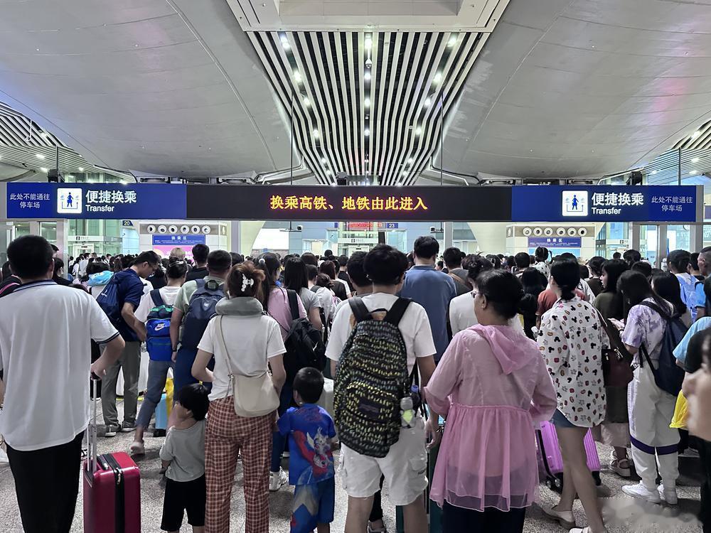 【45.4万人次！广州南站刷新单日到达旅客历史纪录】10月6日，中秋国庆假期最后
