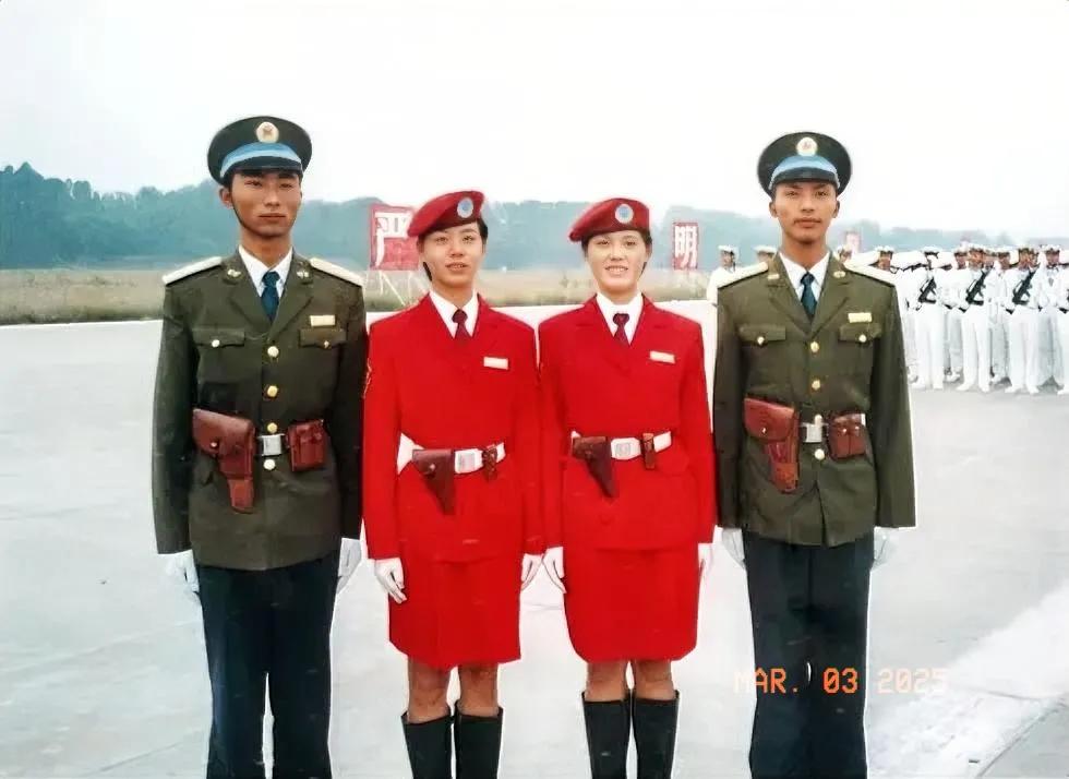 1999年
国庆50周年大阅兵，女民兵方队的两名领队，和她们的两名教官的珍贵合影