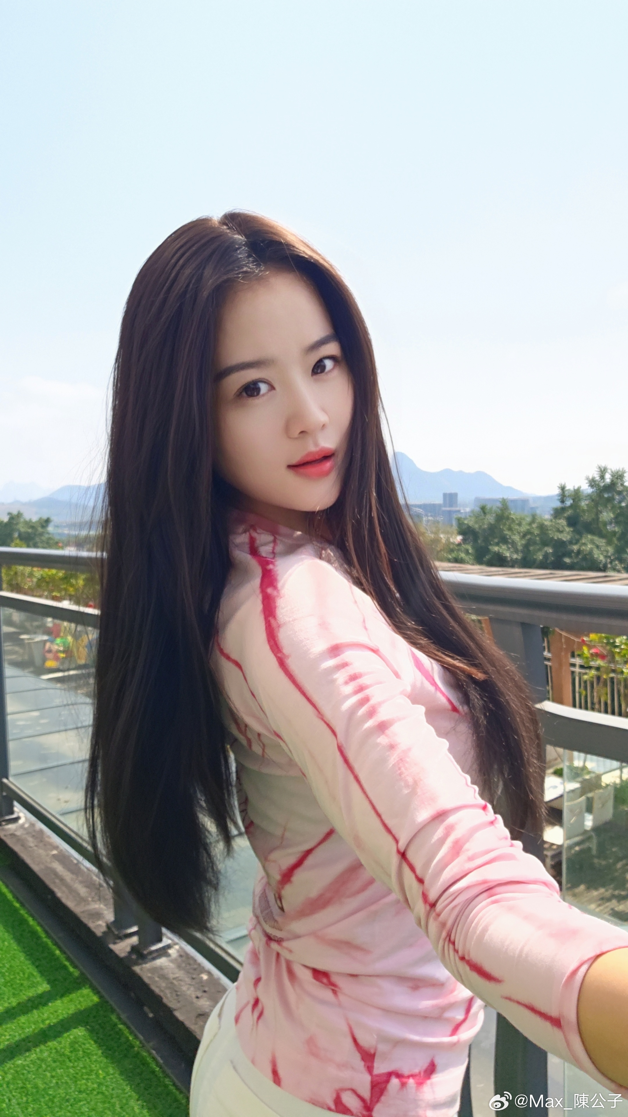 今天天气超级好，之前已经阴天下雨十来天了，今天终于出大太阳了，21°，在阳台晒晒