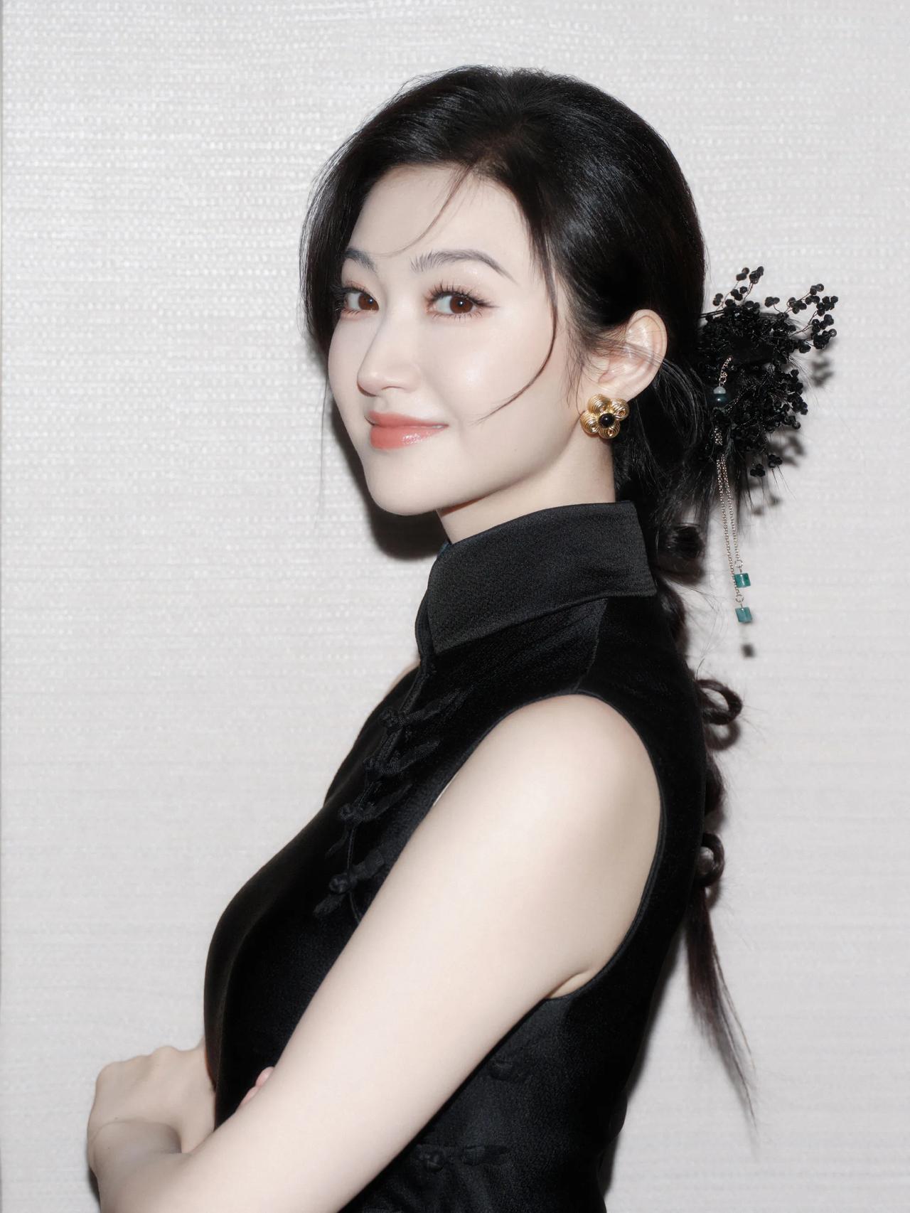 温婉大气的古典美人[飞吻]甜甜甜甜
景甜 娱乐