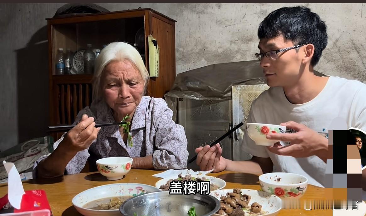 今天，唐尚珺更新了一则视频。视频里，唐尚珺家正在拆除旧房子。唐尚珺是个怀旧的人，