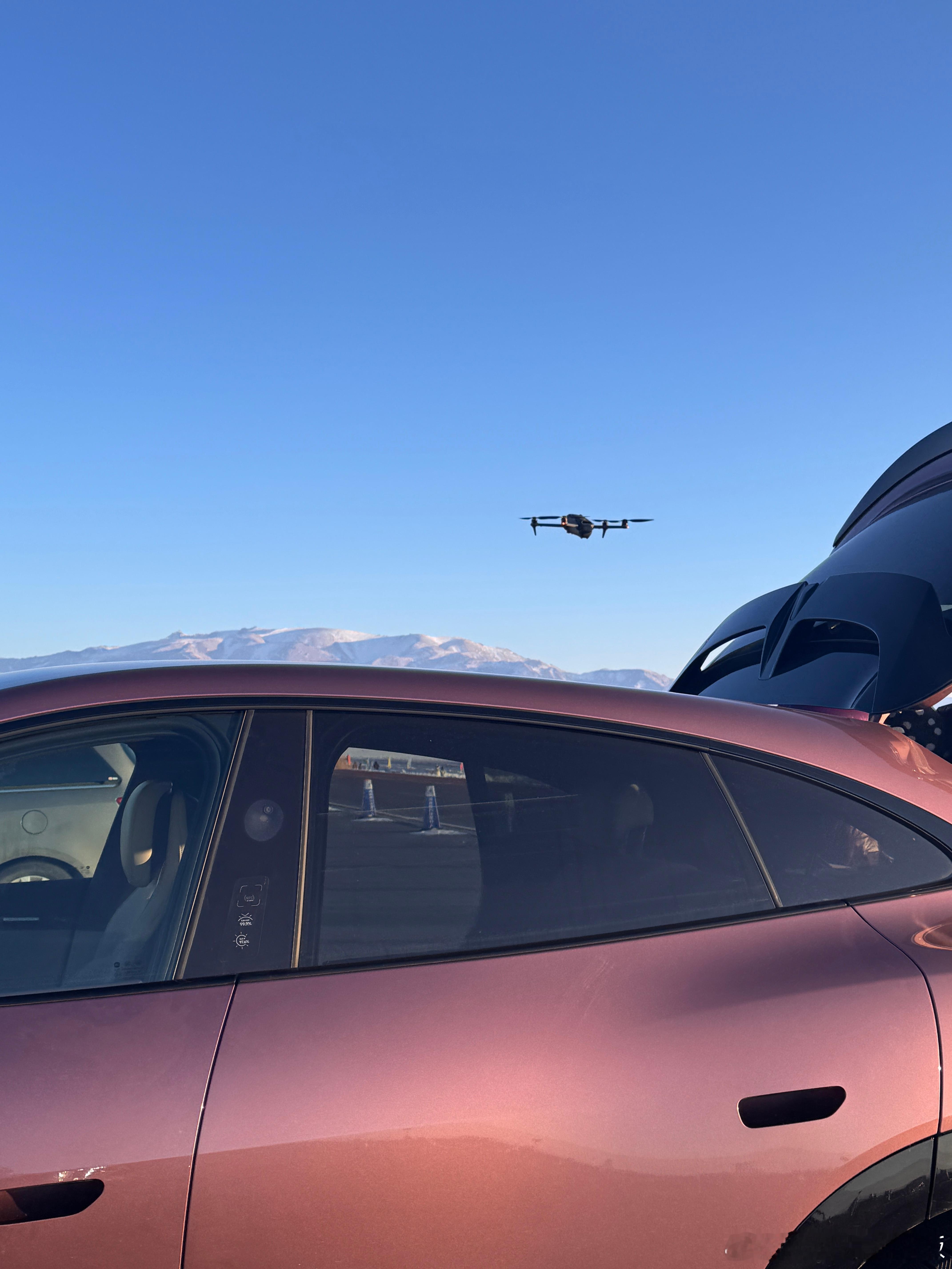 刚才航拍时本来想跟摄影师说，明天能不能教我操作飞机。结果说成了明天能不能教我打飞