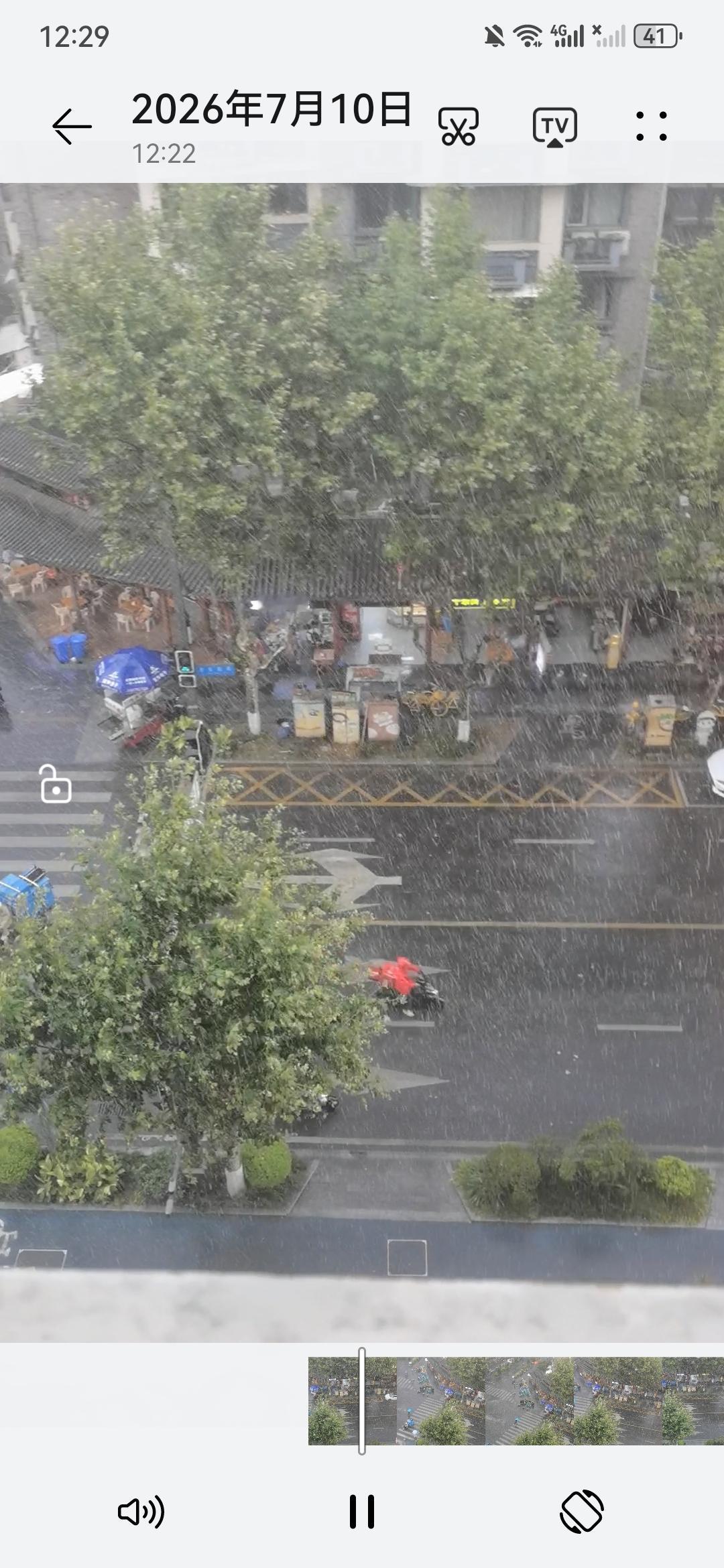 热的宝马都化了的成都40℃高温终于迎来了狂风暴雨

这一场雨要持续多久才能降温体