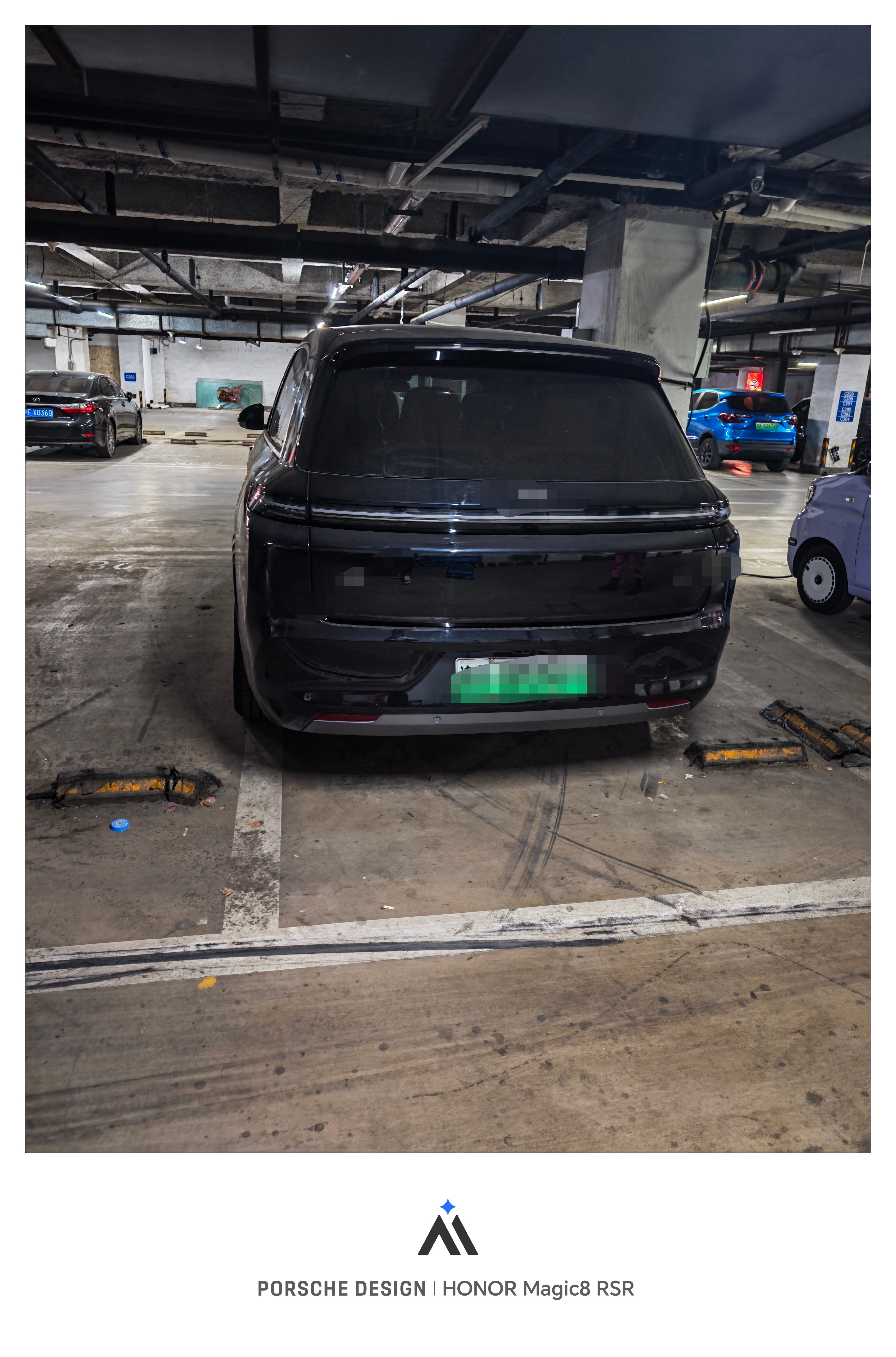 昨天晚上去吃饭在地下停车场遇到的，咱就说这么停车，旁边位置如果再停进来一辆的话，