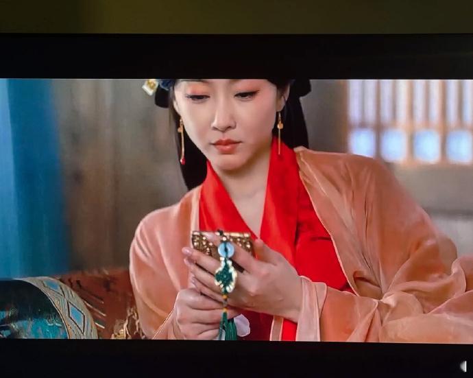 《折腰》这片段太出戏，那动作神态，让人不禁疑惑：她莫不是在刷手机？这细节处理，真