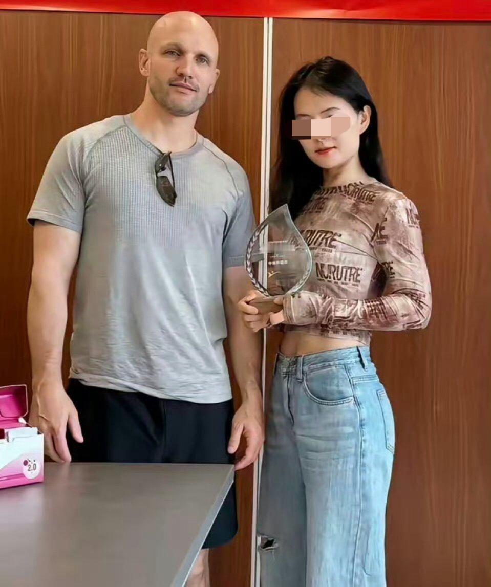 这个瓜大家吃了吗？
从最初的想逃离小县城，认为美国有更多的机会，不顾父母的反对，