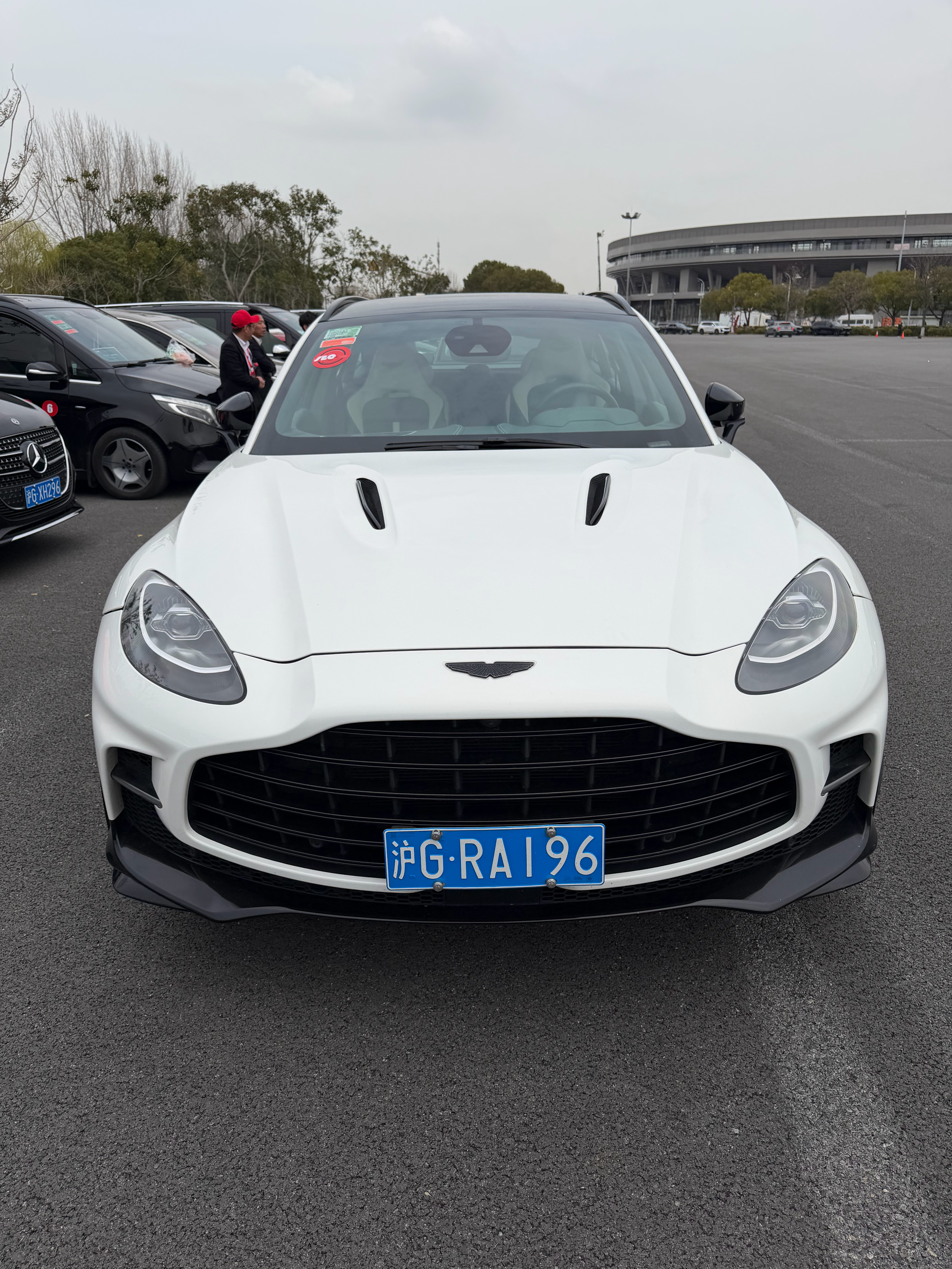 我觉得这两台是这几天最酷的车队接送车！ 