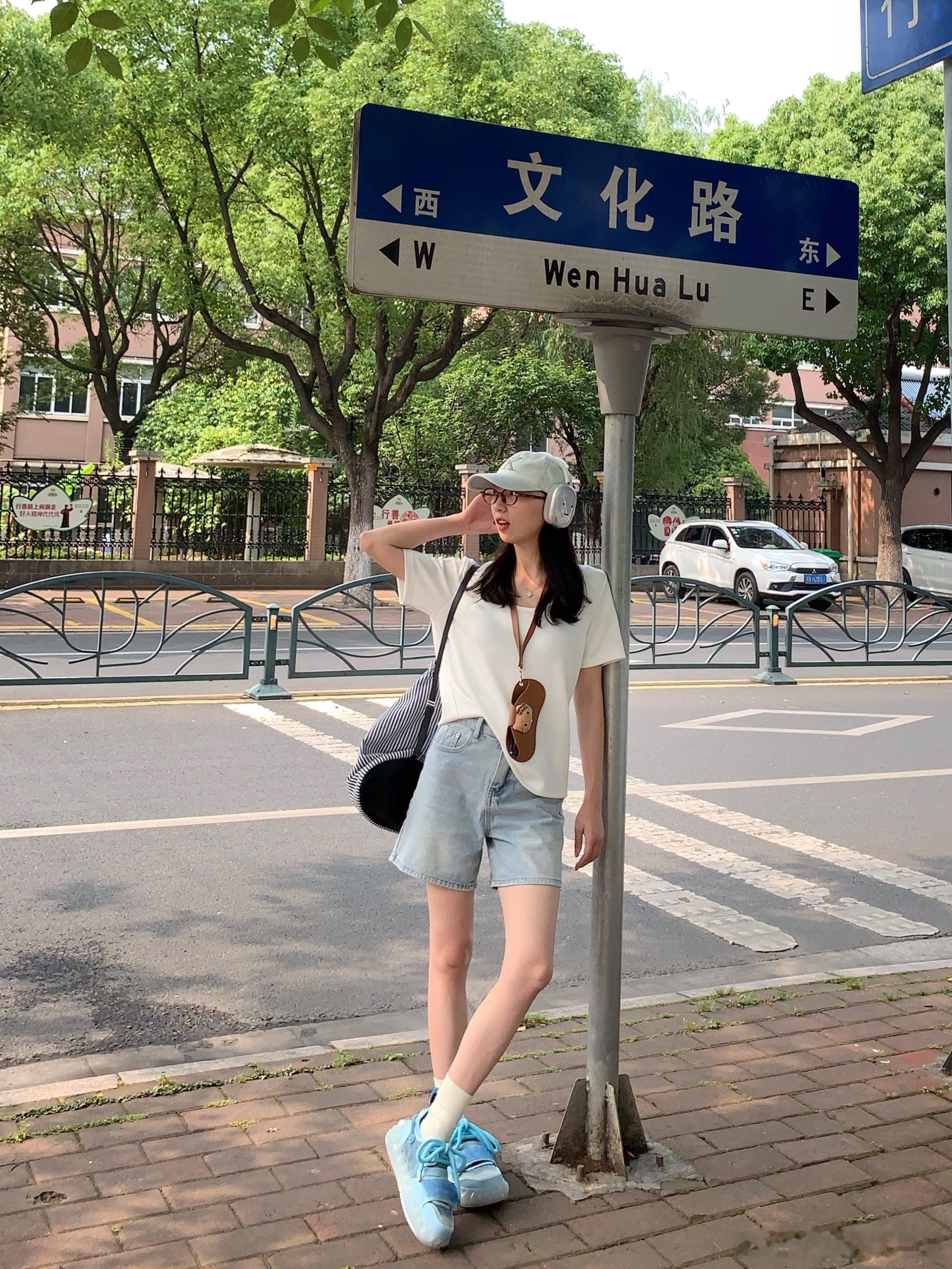 在文化路拍照的文化人～大领口t太中意喽[亲亲] ​​​