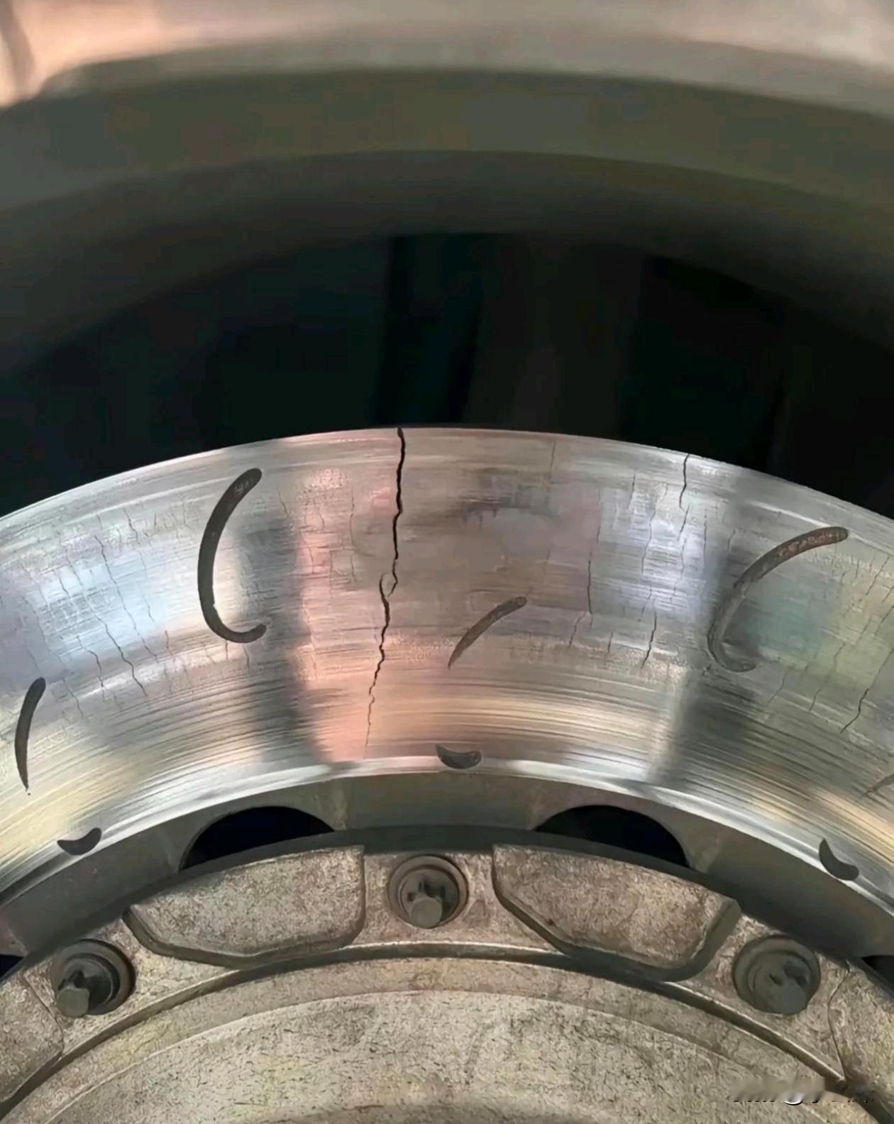 原来碳陶刹车片就这样啊，我还以为盘裂了