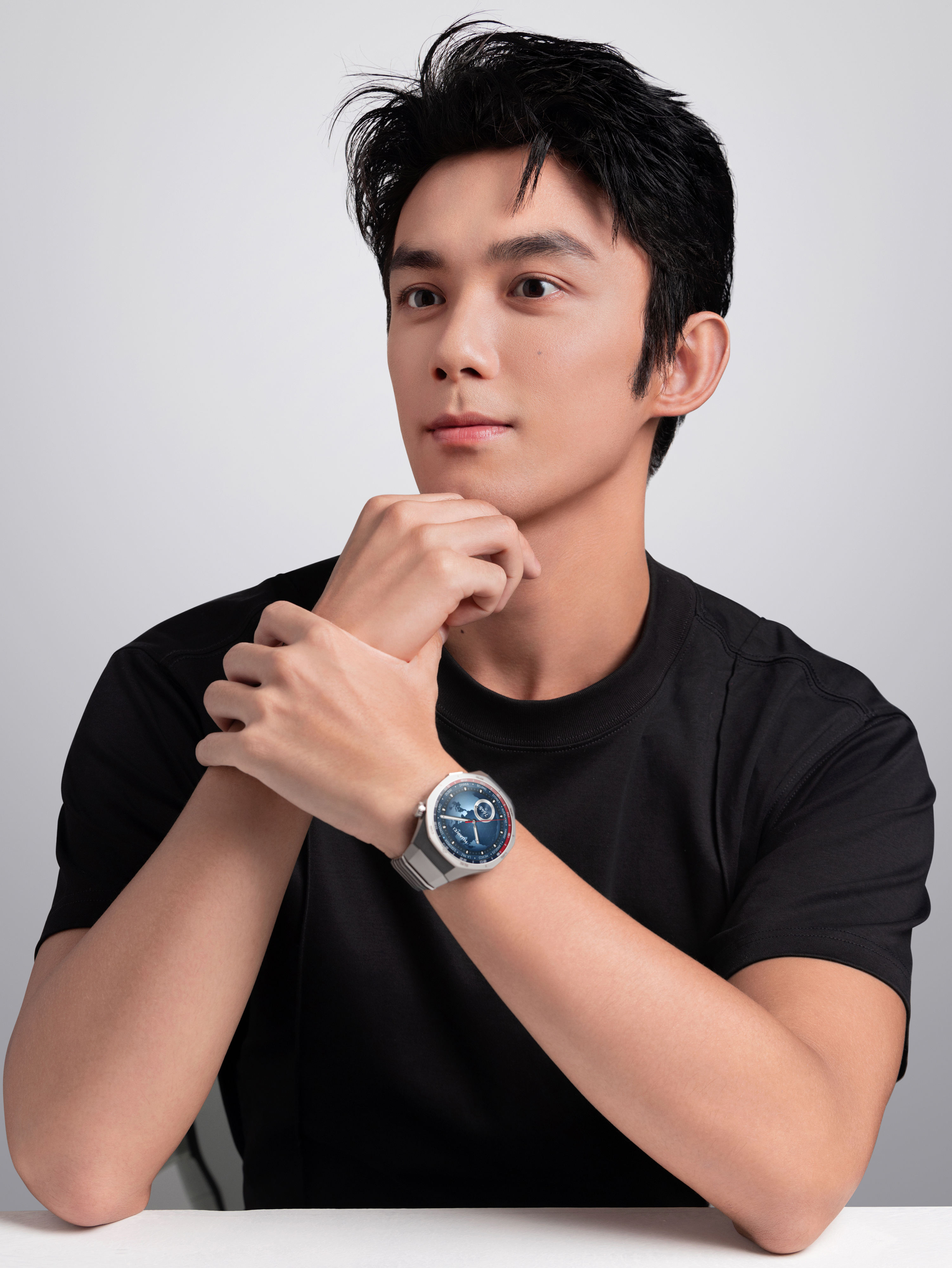 #吴磊黑t肌肉线条#谁懂这种扑面而来的荷尔蒙啊[举花铃]吴磊黑t肌肉线条好绝[相