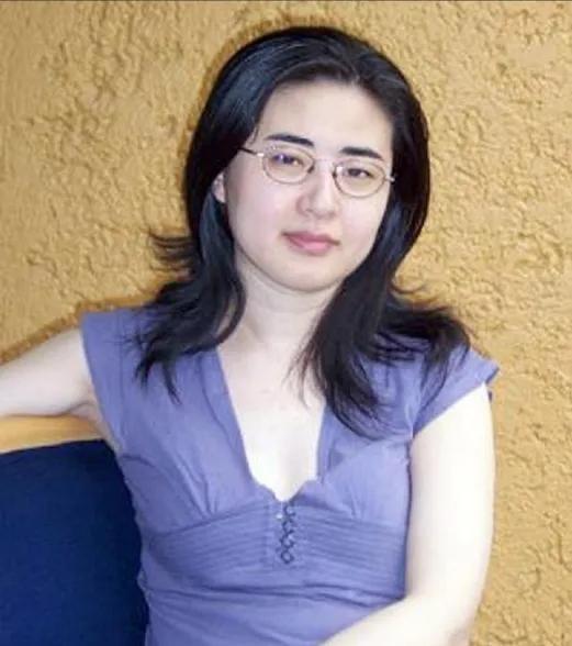 1999 年，28 岁北大才女田晓菲嫁给自己的美国导师，父母气的咬牙切齿，但田晓