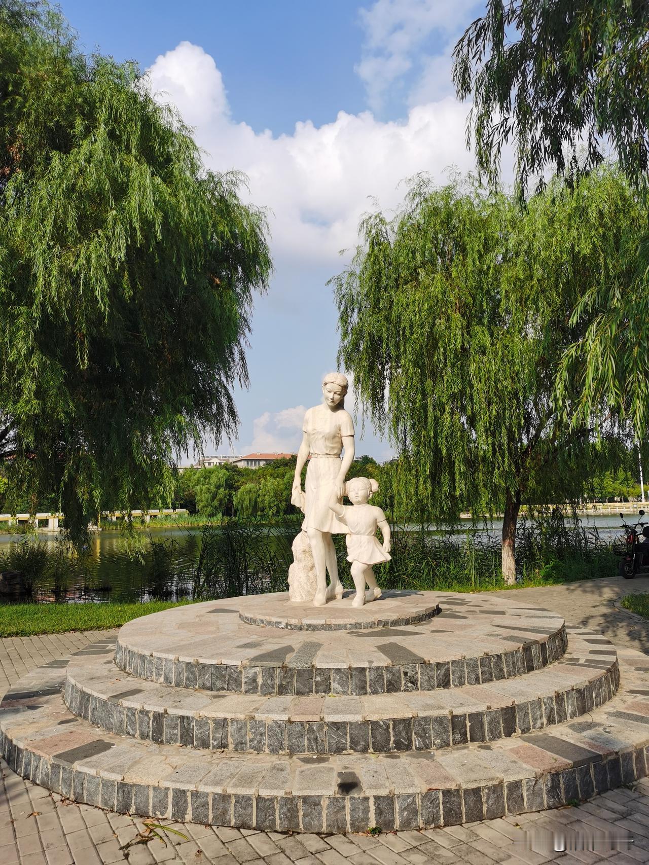 云影轻飘映碧塘
群鸭闲卧水中央
万里晴云照浅池
锦鳞跃波闪银光 
湖边鸭景 水天